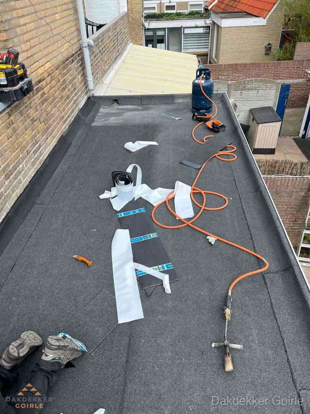 Dakdekker brengt EPDM dakbedekking aan op plat dak in Goirle