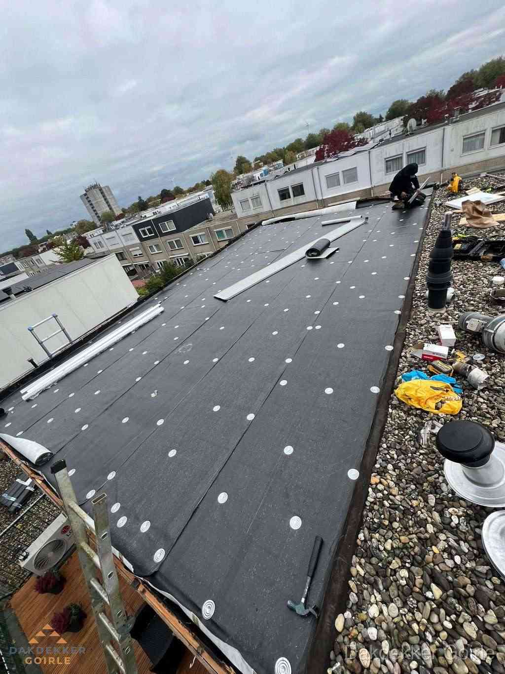 Dakleer vervangen op groot plat dak door dakdekker in Goirle